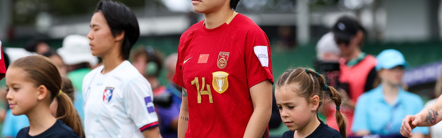 星空体育-足球报：李晴潼用两粒进球完成救赎，她在东京奥运会失误+染红