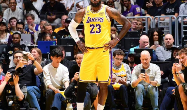 星空体育-里夫斯绝平+东契奇加时准绝杀！41岁詹皇甘愿当绿叶 倒地飞扑令人泪目|詹姆斯|勒布朗·詹姆斯|掘金|湖人|奥斯汀·里夫斯_新浪体育_新浪新闻